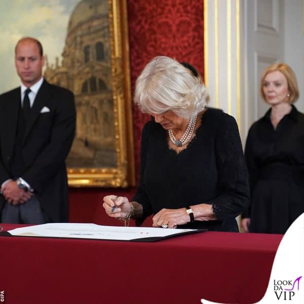 la firma di Camilla, sotto lo sguardo di William e della premier Truss 