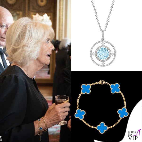 abito Fiona Clare, collana Kiki McDonough e bracciale Van Cleef e Arpels per Camilla 