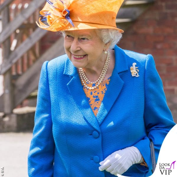 questa volta il cappello arancione è abbinato all'abito