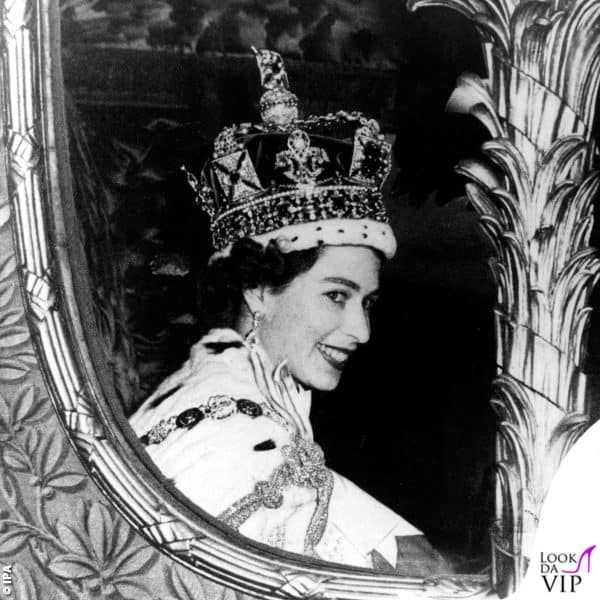la sovrana con l'Imperial State Crown, pesante e preziosa corona 