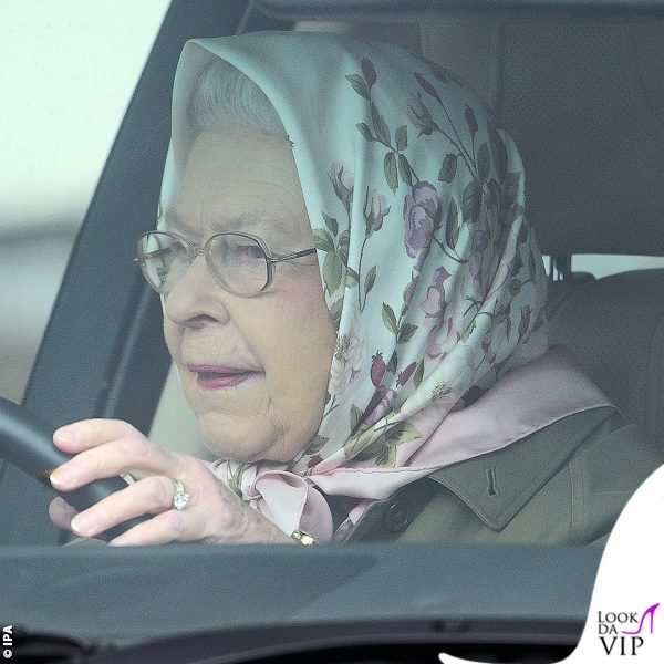 al volante della Land Rover: nei look del tempo libero c'era spesso il foulard 