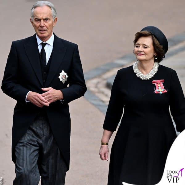Tony e Cherie Blair con le onorificenze ricevute da Elisabetta appuntate sul petto 