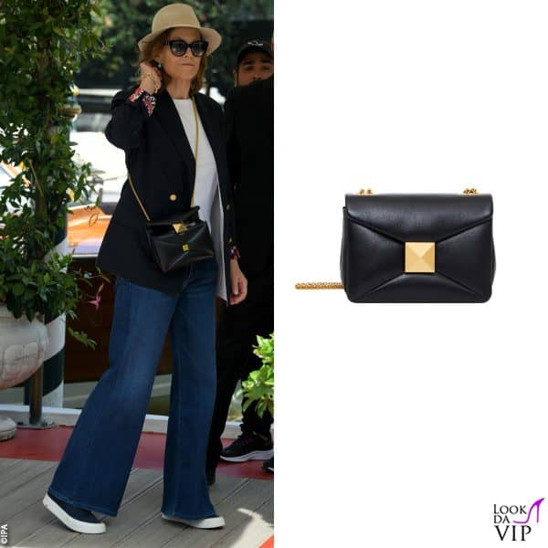 Sigourney Weaver con borsa e giacca Valentino 
