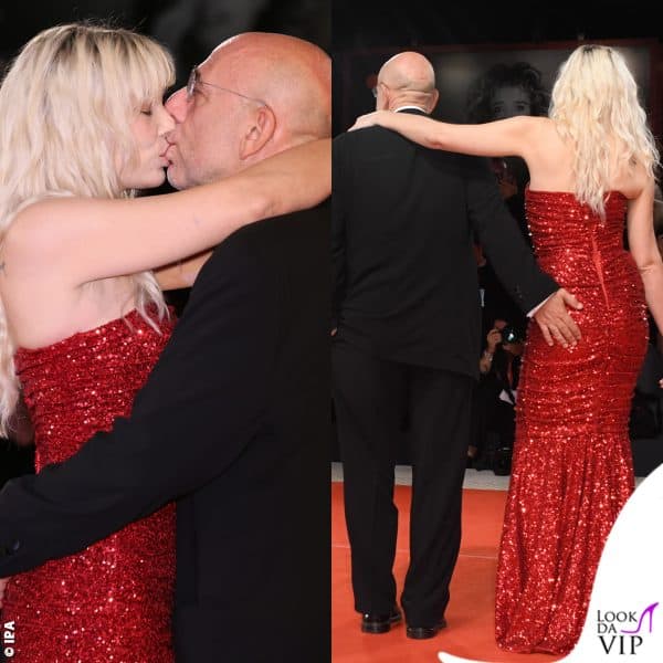 Baci bollenti e palpatine per Paolo Virzì e Micaela Ramazzotti (in Dolce&Gabbana)
