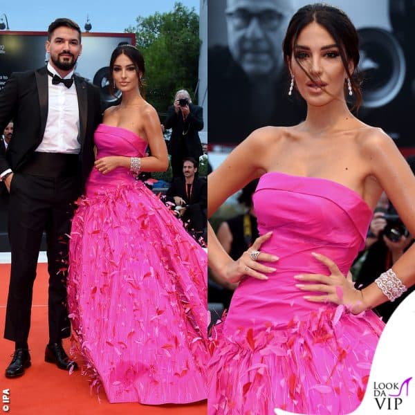 Rosa Perrotta sceglie uno scenografico abito Rami Kadi e sul red carpet posa con Pietro Tartaglione