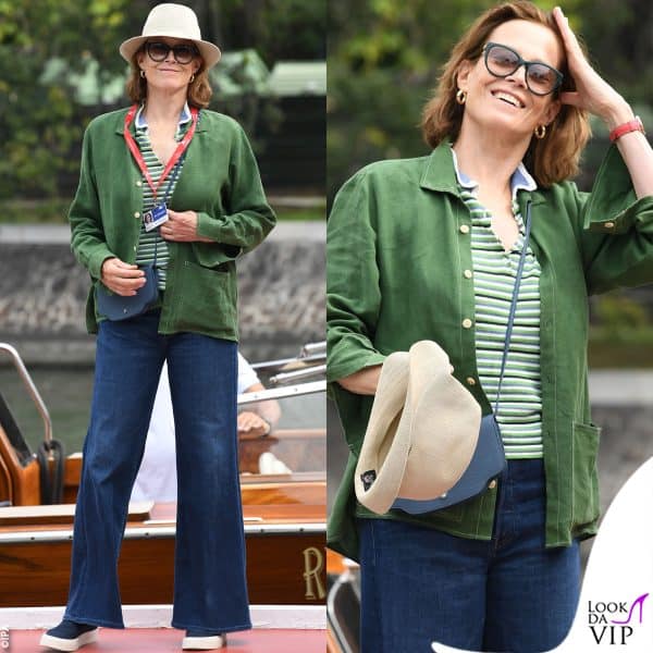 TERZO GIORNO - jeans, camicia verde e panama per Sigourney Weaver 