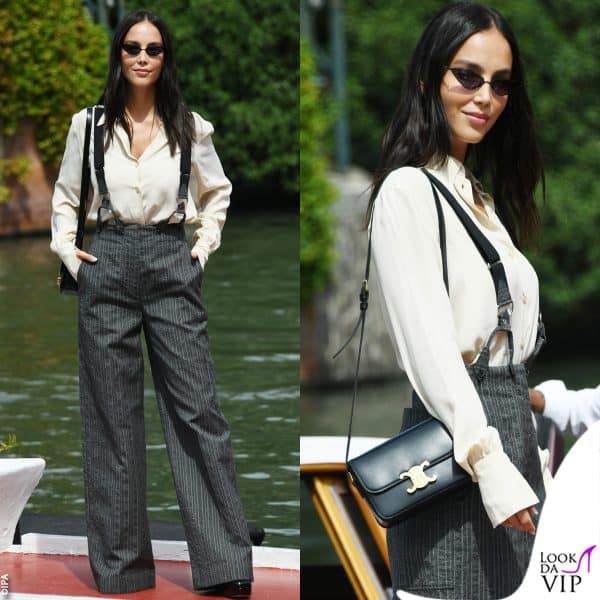 Paola Di Benedetto sceglie un outfit Philosophy (borsa Celine)
