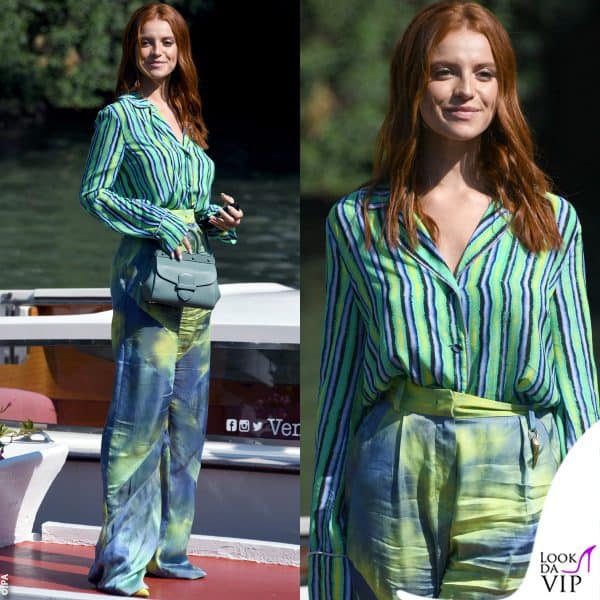 Ludovica Bizzaglia punta sui colori del suo outfit Roberto Cavalli (pump Ghazal)