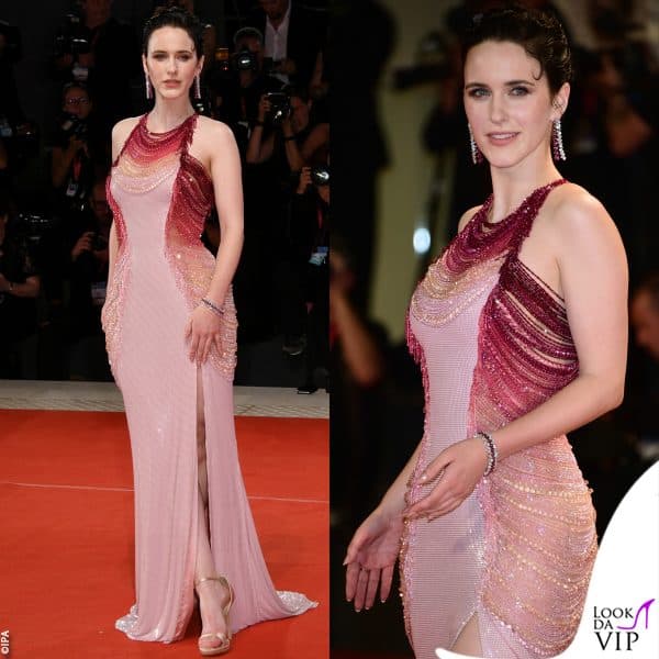 Rachel Brosnahan ha scelto Versace