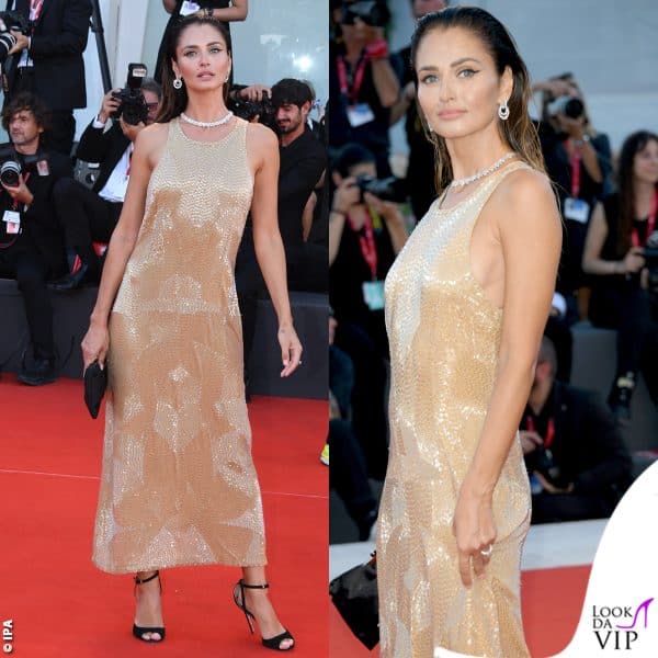 Anna Safroncik con un abito Laura Biagiotti, gioielli Chopard e sandali Paciotti 