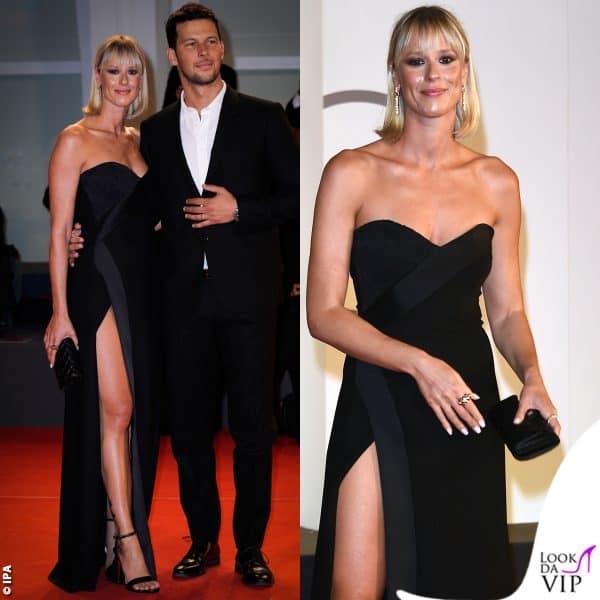 Federica Pellegrini sfoggia abito Pinko, pochette Chanel e sandali Louboutin mentre posa con Matteo Giunta