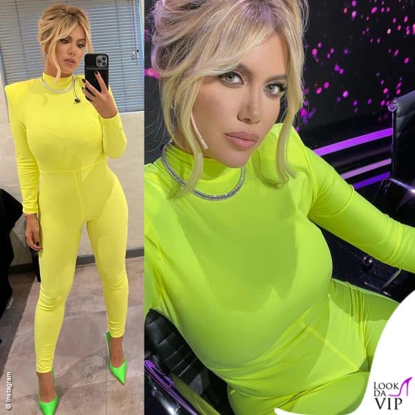 Non corre certo il rischio di passare inosservata con la catsuit giallo neon Baldesari (scarpe Balenciaga)