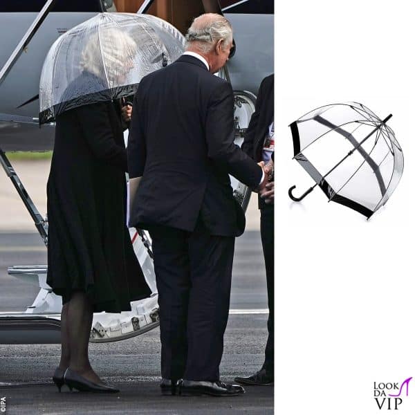 Carlo e Camilla lasciano la Scozia, la Regina consorte ha un ombrello trasparente di Fulton 