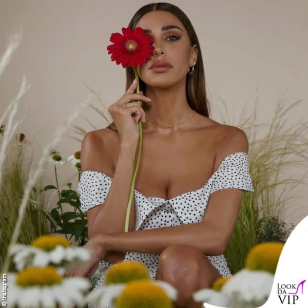 Spalle a vista e fantasie tenui, come piace a Belen