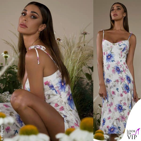 La Rodriguez tra i fiori con un altro vestito Mar de Margaritas 