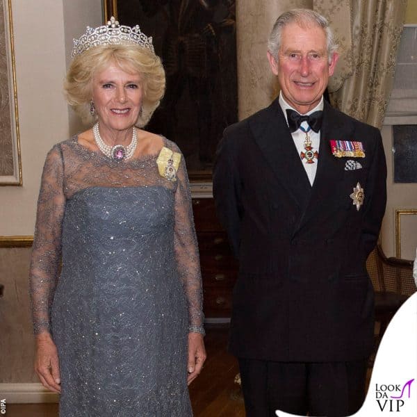 E' giallo su quale corona indosserà Camilla all'incoronazione - qui a Malta nel 2015 con un diadema più discreto 
