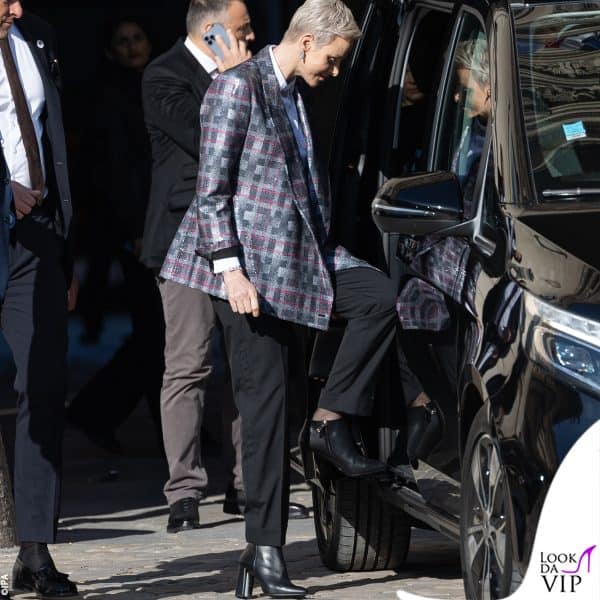 giacca grafica e pantaloni a sigaretta (tutto Louis Vuitton) 