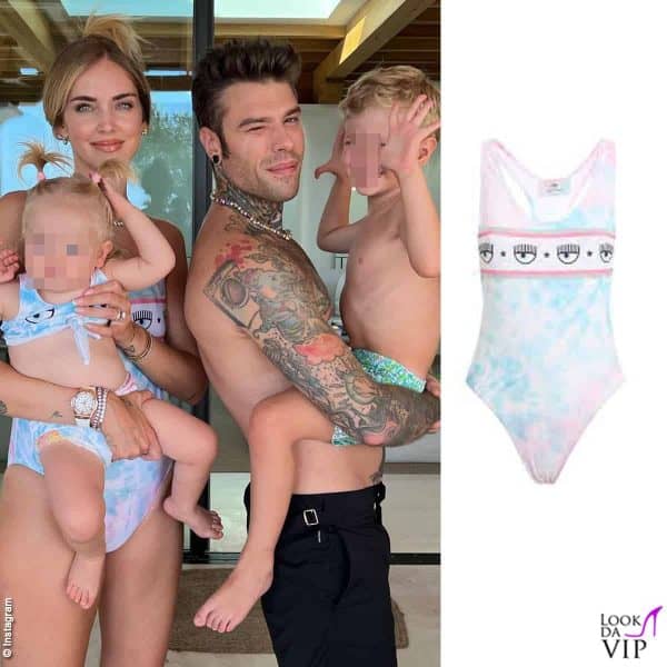 con Fedez e i figli Leone e Vittoria (costume Chiara Ferragni Brand) 