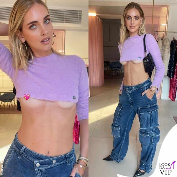 eccola in fashion week con un outfit sexy (maglione Chiara Ferragni Brand, jeans Replay) e gli amati bracciali 
