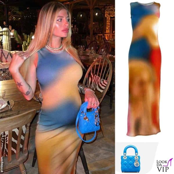 in vacanza con un abito Loewe e una borsa Dior 