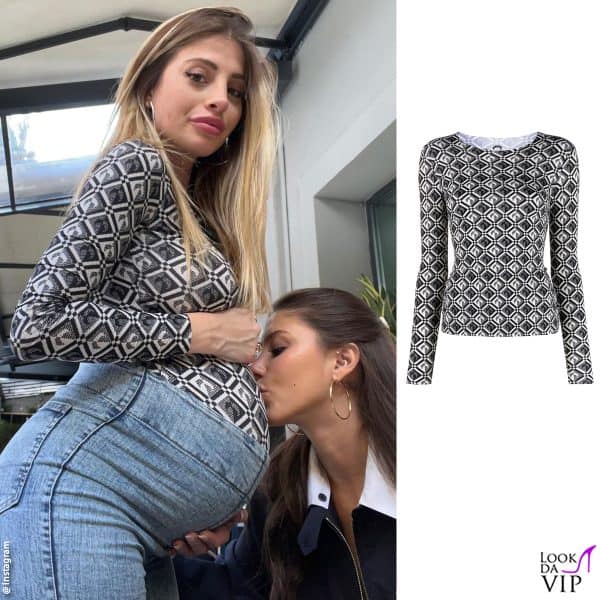 Angela Nasti bacia il pancione della sorella (Chiara indossa un top Marine Serre)