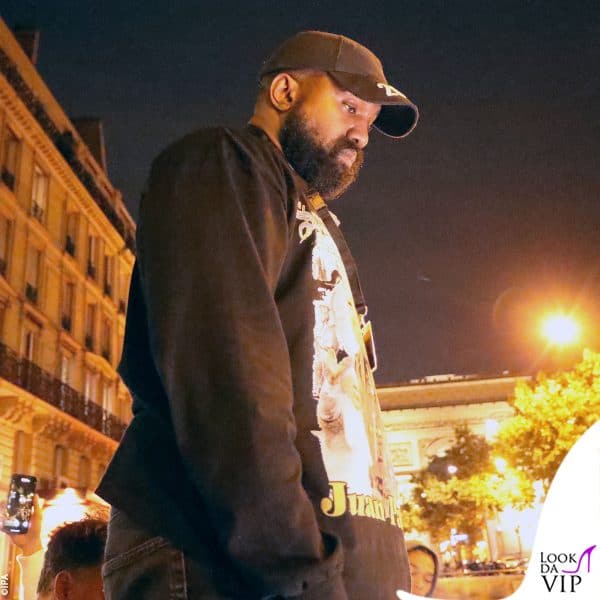 nella notte parigina dopo la sua sfilata 