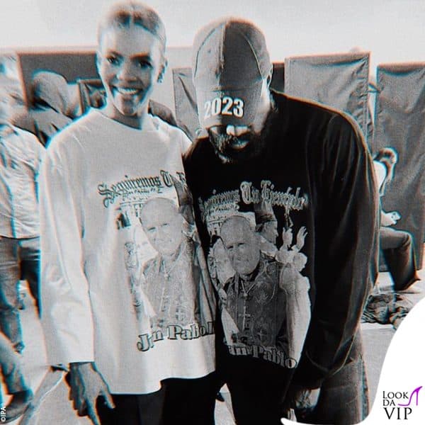 Kanye West e Candace Owens (influencer e attivista) indossano la controversa maglia: siamo alla sfilata di Yeezy 