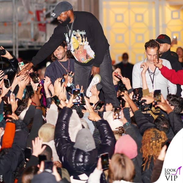 La folla festante circonda Kanye dopo lo show di Yeezy 
