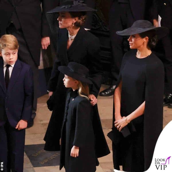 Meghan Markle con Kate Middleton, il principe George e la principessa Charlotte al funerale della regina Elisabetta 