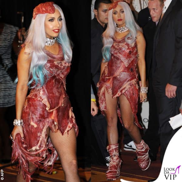 Lady Gaga agli American Music Award 2010 con il famoso abito carne, ideato da Franc Fernandez per Haus of Gaga