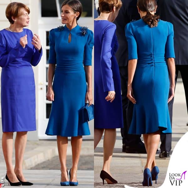 Per l'incontro con la moglie del presidente Elke Steinmeier la regina ha scelto un outfit abbinato sui toni del blu