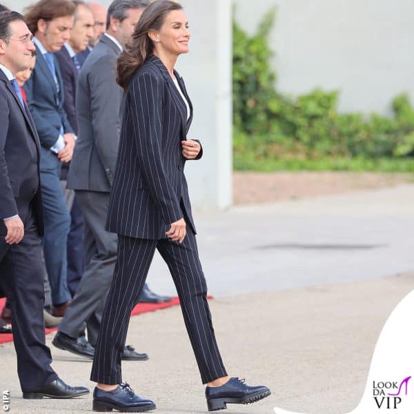 La Regina ha indossato un tailleur gessato Hugo Boss abbinato a scarpe basse