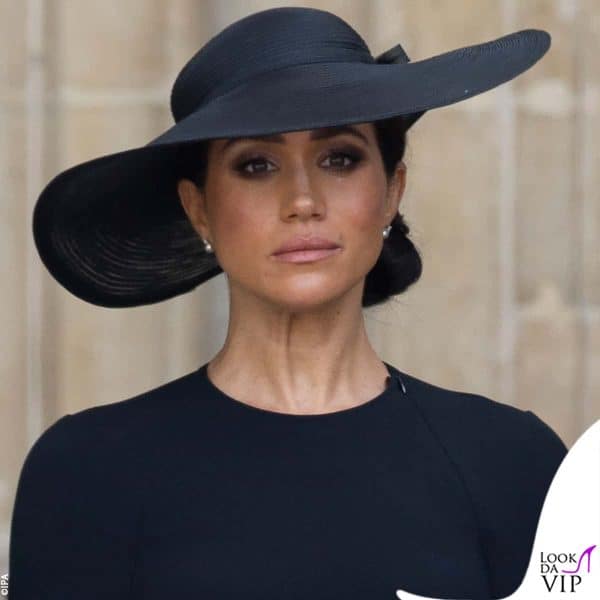 per l'occasione la Markle ha indossato gli orecchini di perle ricevuti in dono dalla Regina per le sue nozze con Harry 