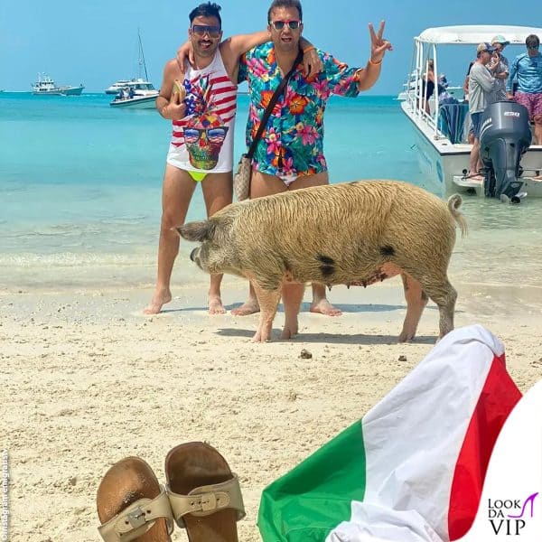 in spiaggia con gli zoccoli in primo piano 