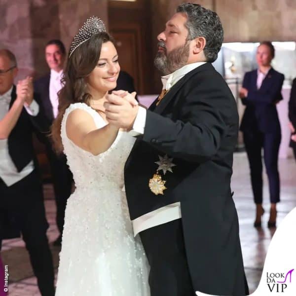 Un altro momento condiviso da Rebecca un anno dopo il sì (in Reem Acra anche al ricevimento)