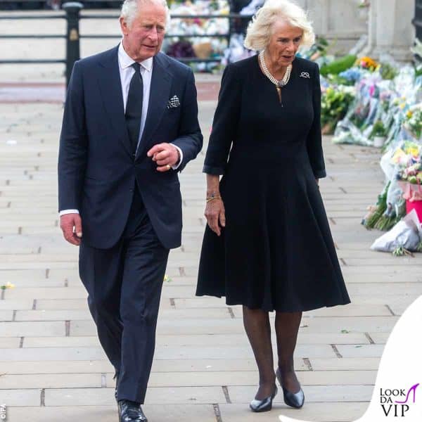 A Buckingham Palace per ricevere gli omaggi del popolo dopo la morte di Elisabetta (per Camilla abito Fiona Clare)
