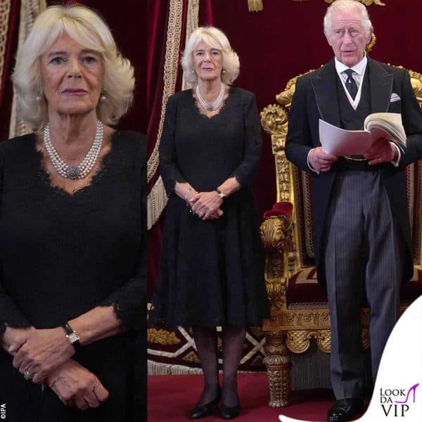 Carlo e Camilla a St. James's Palace per la proclamazione del Re (Camilla indossava un abito di Fiona Clare)