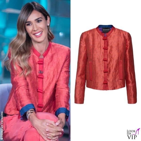 La conduttrice ha indossato un outfit Emporio Armani
