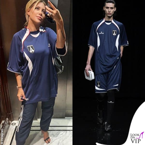 La maglia Balenciaga ha sfilato in passerella: i modelli stringevano anche una pochette