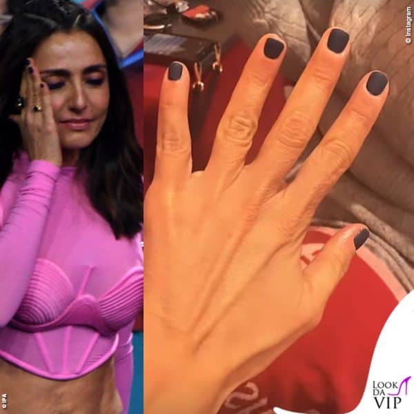La manicure di Ambra Angiolini a "X Factor" prevede unghie corte e smalto nero