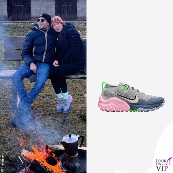 davanti al fuoco con le sneakers Nike 