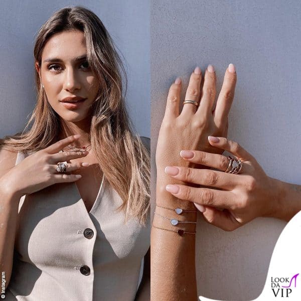 Beatrice Valli sfoggia i gioielli Chopard e una delicatissima french manicure