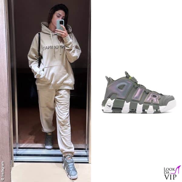 Belen Rodriguez è un'appassionata di sneakers: qui sfoggia le Nike "Air More Uptempo" (290 euro)