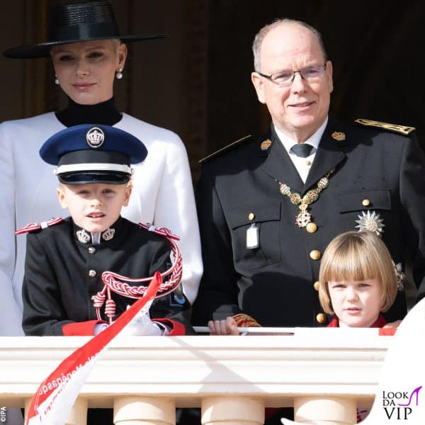 le tradizionali foto al balcone: ecco Alberto con la famiglia 