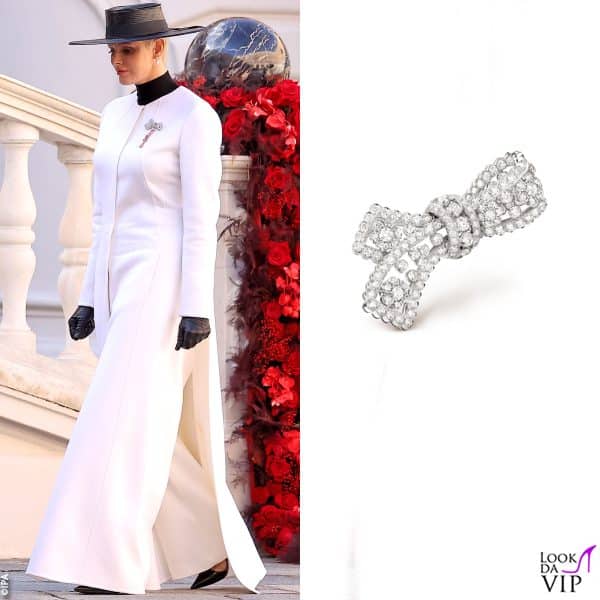 per Charlene cappotto Akris e spilla Van Cleef & Arpels 