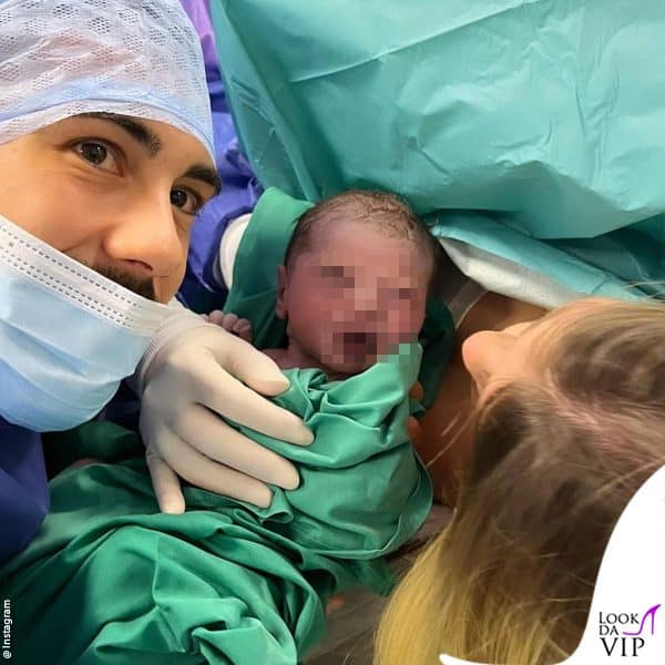 Chiara Nasti e Mattia Zaccagni in sala parto con il piccolo Thiago 