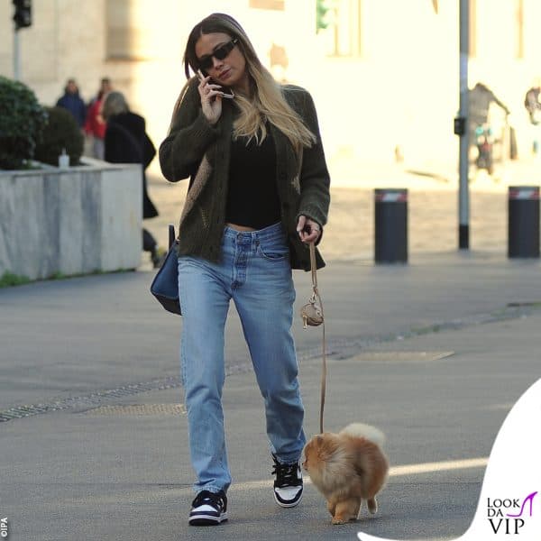 con lei c'è anche il cagnolino Lillo 