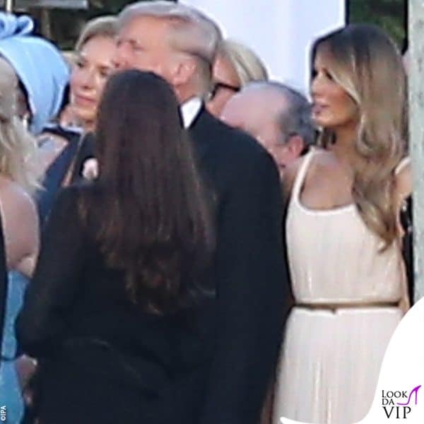 Donald prende posto di fianco alla moglie Melania Trump 
