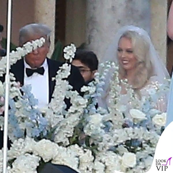 Tiffany sorridente all'altare 