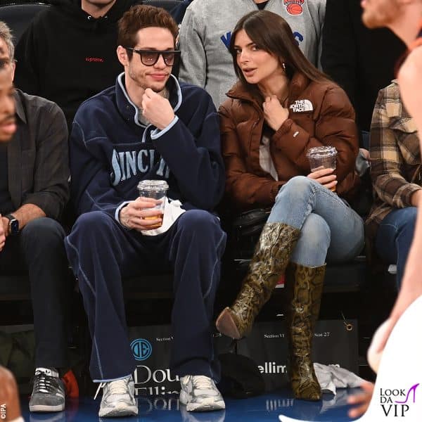 Emily e Pete hanno bevuto una birra in prima fila